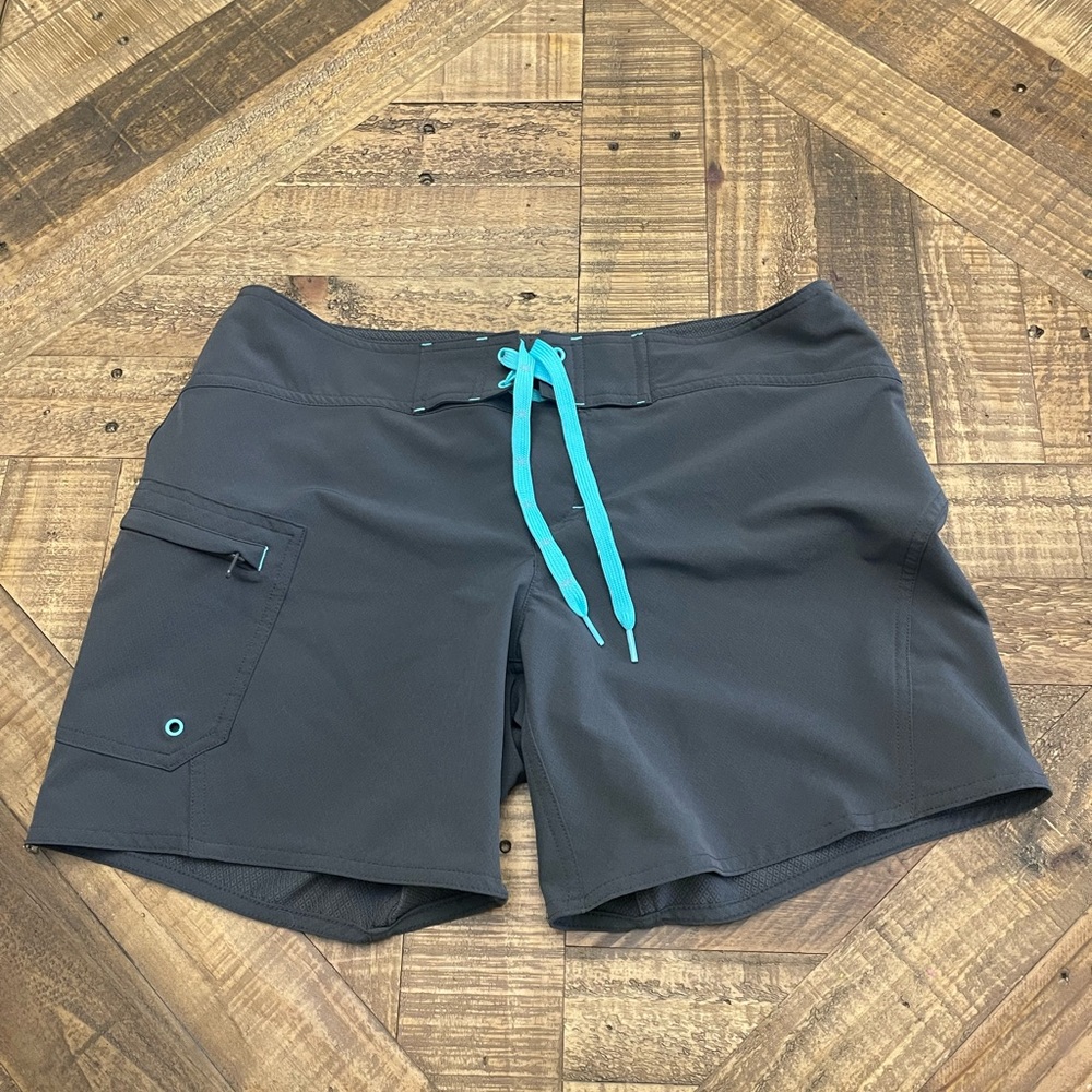 Athleta Clearwater boardshorts in gray with turquoise drawstrings